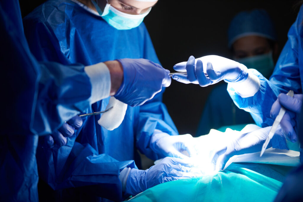 Chirurgie de l’anévrisme : comment se déroule l’intervention ?